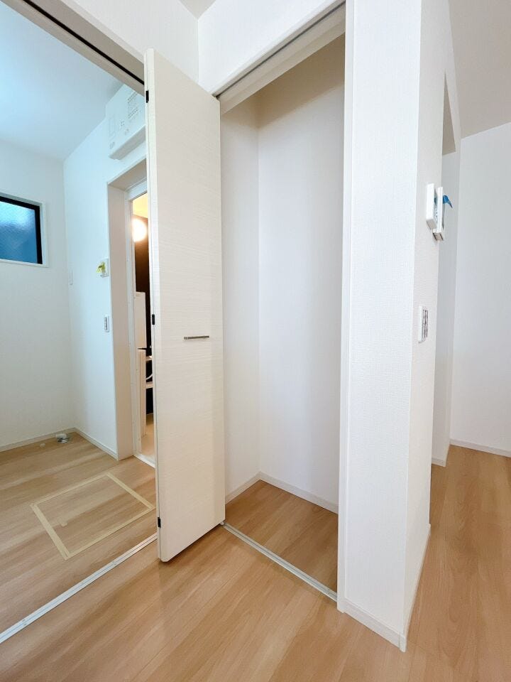 【廊下収納】
廊下にも収納を設けることで、溢れがちな日用品もすっきり収納することが出来ます♪
生活導線に収納を配置することで取り出しやすく、必要な物をすぐに手に取れる動線が確保されます!
