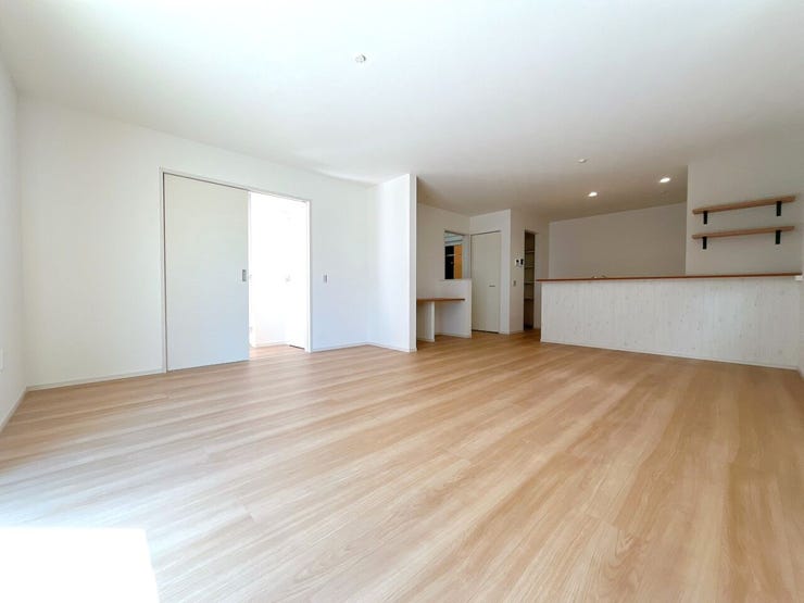 【見通しの良いリビング】
広々としたリビングはどこにいてもお部屋全体が見渡しやすく、ぱっと見て室内の様子が把握しやすいです♪
そのため小さなお子様がいるご家庭や、ペットを飼われていても安心です!