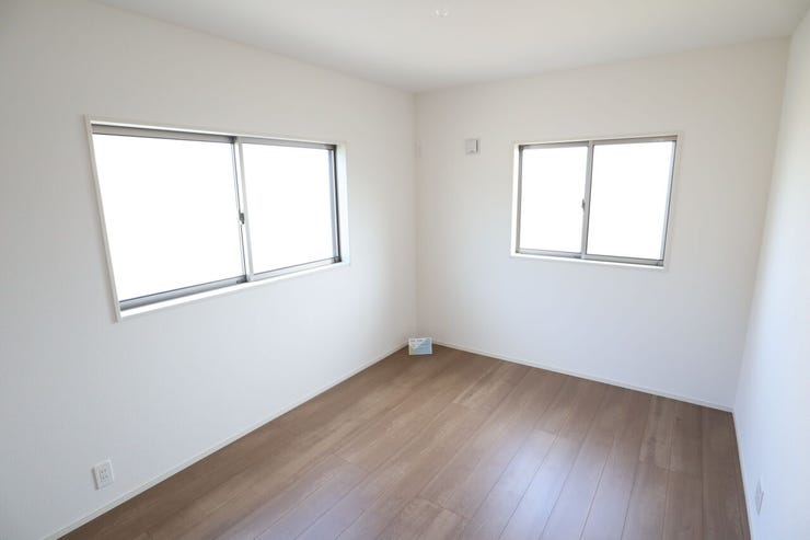 洋室 同仕様
2面採光のお部屋は明るく風通しの良いお部屋です♪