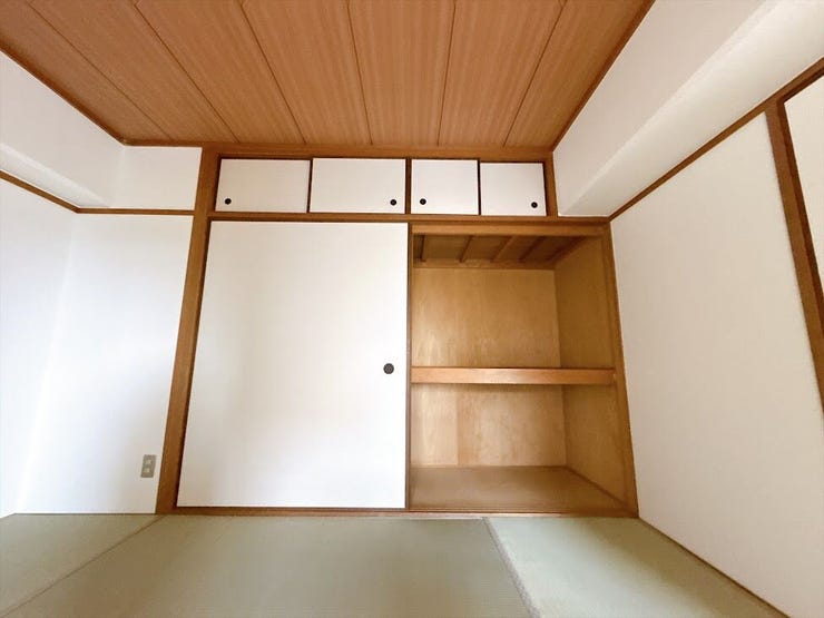 押入れがあり、布団などもたくさん収納できます◎