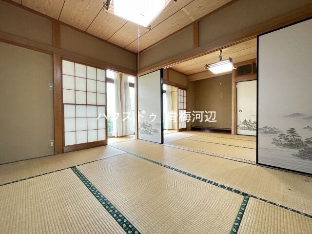 1階南側和室:続き間の和室ならではの開放感。襖を開ければ広々とした空間として利用できます。