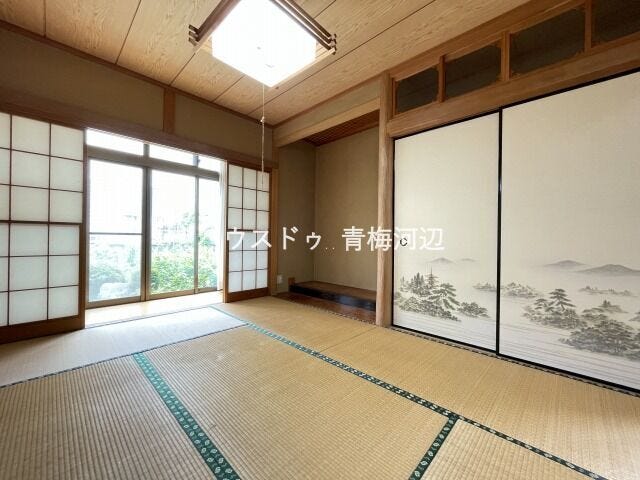 1階西側和室:床の間付きで、季節の花や掛け軸を飾り、和の風情を楽しめます。