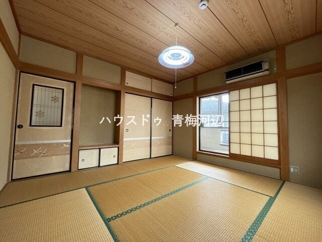 2階和室:バルコニーから自然光が差し込み、明るく開放感のある室内です。