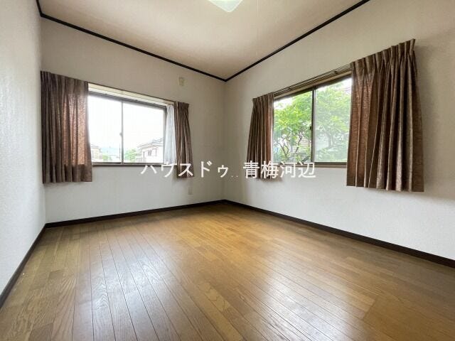 2階北側洋室:2面採光の明るい洋室で、心地よい風が通り抜けます。