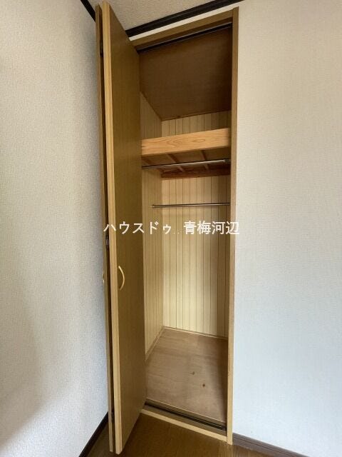 2階北側洋室収納:ハンガーパイプや枕棚も標準装備されたクローゼットです。
