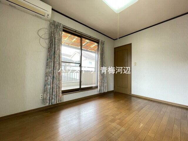 2階東側洋室:主寝室としてはもちろん、子ども部屋や趣味のお部屋としても使いやすい間取りです。ベランダへ直接出入りでき、洗濯物の取り込みもスムーズに行えます。