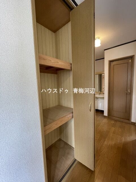 2階廊下収納:居室以外にも収納スペースが設置されており、使用頻度の低いものや季節家電、掃除道具や防災グッズなどをしまっておけます。
