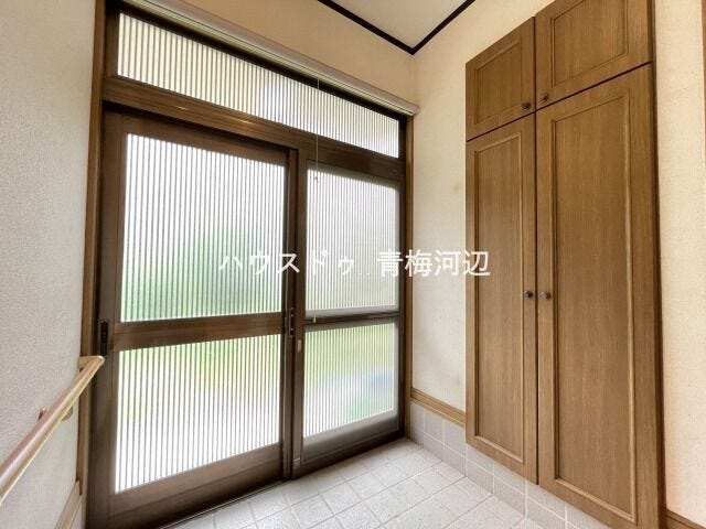 玄関:手すり付きで、小さなお子さまやご年配の方にも配慮された玄関です。