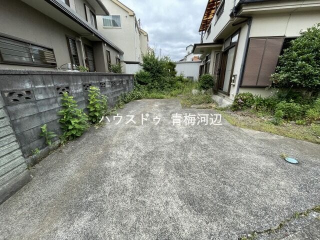 駐車場:舗装された駐車場です。2台停めて頂くことが出来ます。来客が来ても安心ですね。