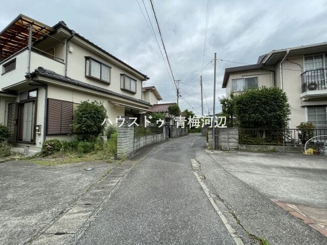 【東側 前面道路】幅員約4mの前面道路です。普通車が1台通れる幅となります。大型車の通行が少ないので、振動や騒音が抑えられます。