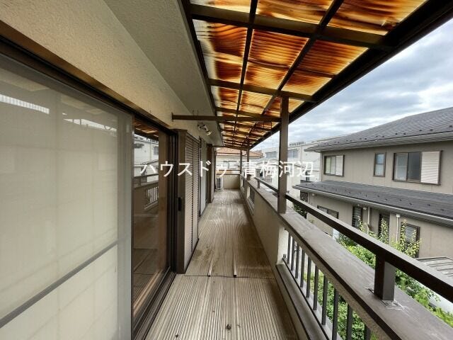 バルコニー:屋根がついているので、外出中の急な雨でも慌てずに済みます。