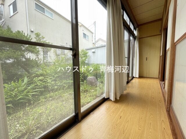 縁側:縁側でみんなで日向ぼっこも気持ちよさそうです。