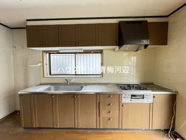 1階キッチン:小窓が付いた明るく作業のしやすいキッチンスペースになります。錆びや汚れに強いステンレス製のシンクで毎日のお手入れも簡単お手入れも簡単♪