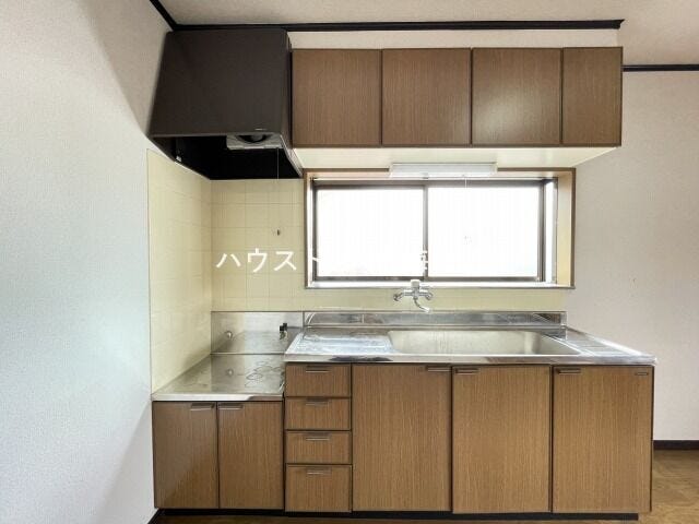 2階キッチン:キッチンは壁付けタイプですのでお部屋をすっきりと見せてくれるメリットがあります。