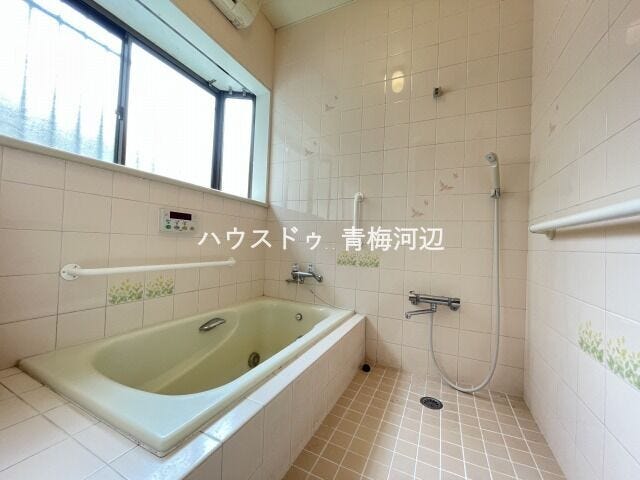 浴室:明るく清潔感のある浴室になります。窓があることで湿気がこもりにくく、お掃除もしやすいですね。