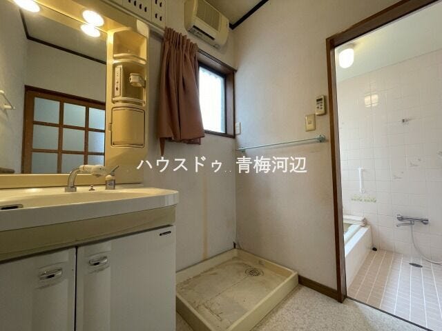 洗面所:毎日お使いになる洗面所は、明るく清潔感のあるスペースです!洗面台の鏡横には小物を収納できる棚がついていますので歯ブラシや髭剃りなども保管できます。