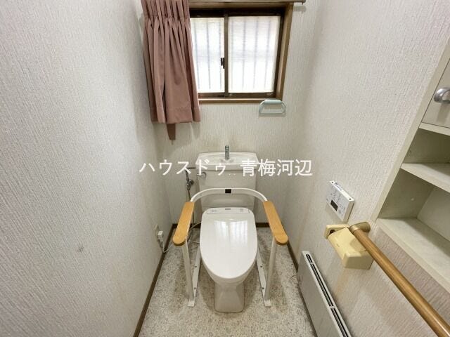 トイレ:白を基調としたシンプルな壁紙のトイレになります。手すりが付いているので立ち上がる際も安心です。