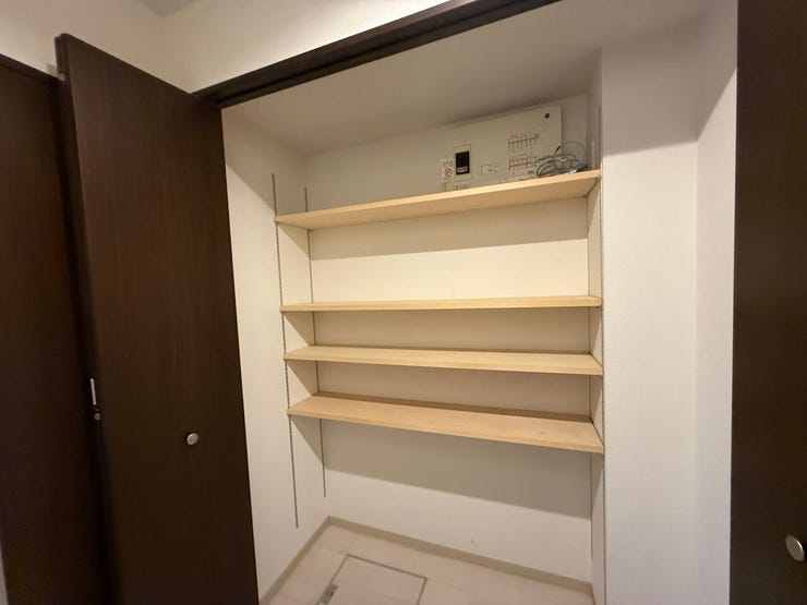 1階廊下にも収納あります!
