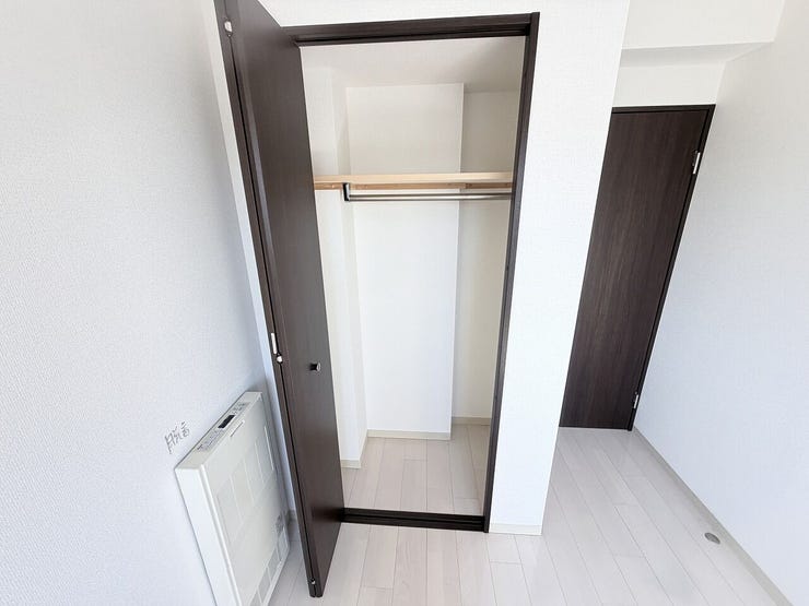 衣類やバッグ、季節用品の収納に便利なクローゼット付き。整理整頓しやすい住まいです♪