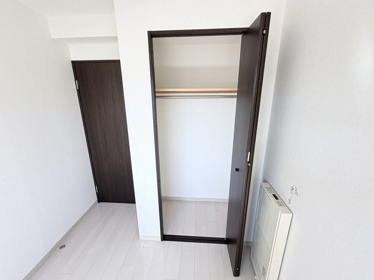 必要なものをすっきり収納できるクローゼットを設置。居室空間をより広くお使いいただけます♪