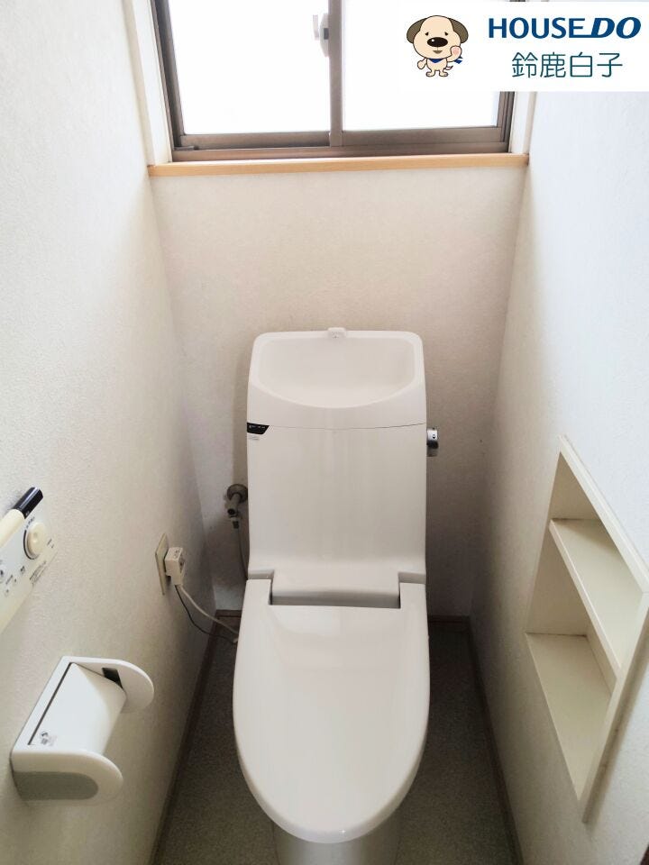 2階にも窓付きトイレがあります、家族で並ぶことはありません