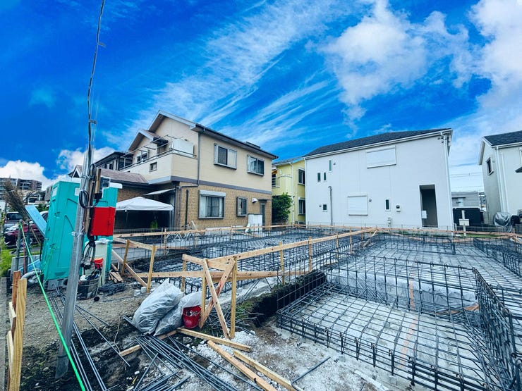 【外観】
安心の住まいを支える基礎工事の様子です。本物件は地盤調査済みなのはもちろん、地震の揺れを軽減する「制震構造」を導入。見えない構造部分からご家族の安全な暮らしをしっかりと守ります。