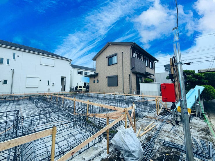 【外観】
確かな安心を支える基礎工事部分の様子です。本物件は地盤調査済、さらに揺れを抑える「制震構造」を採用しています。見えない土台からこだわり、ご家族の安全で快適な暮らしをしっかりと守ります。