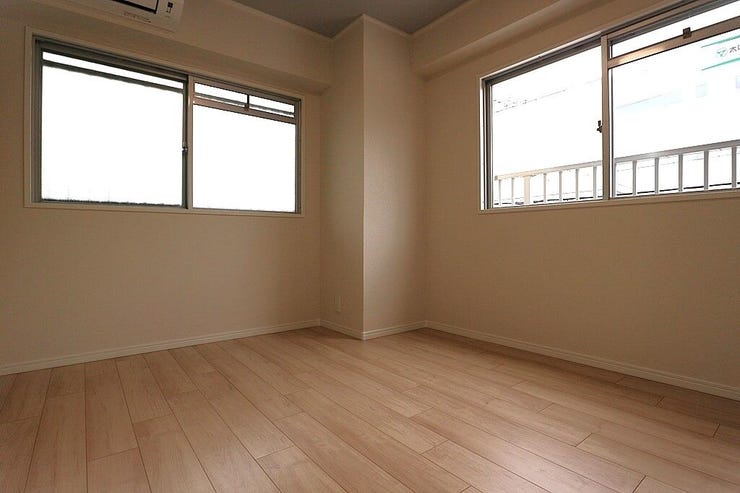 こちらのお部屋は2面採光で明るく、通風も良好です