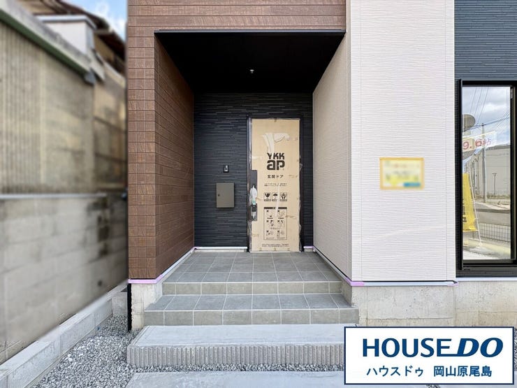 屋根付きなので、雨の日も傘の開閉や鍵の出し入れ時も濡れずに快適♪