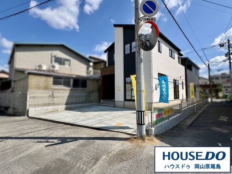 西側と南側に接道があり、開放感ある南西の角地となっております。