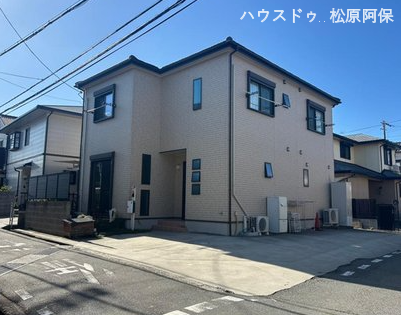 【外観】
開放感ある角地風の立地:南・西側が開けており、陽当り・通風ともに良好。
ゆったり並列駐車スペース:敷地前面がコンクリート敷きで、車の出し入れもスムーズ。