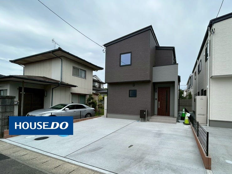【外観】
太陽光発電とオール電化を備えた省エネ住宅。長期優良住宅認定で、収納計画が充実した3LDK+ストレージ+WICの住まいです。小中学校が徒歩5分圏内の落ち着いた住環境も魅力です。