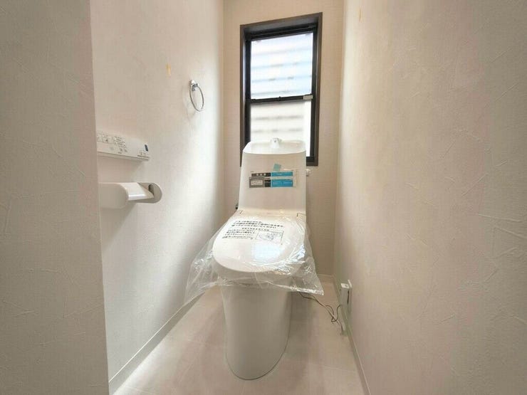 【Toilet】清潔感があり、落ち着いたデザインのトイレ。家族みんなが快適に使えます。