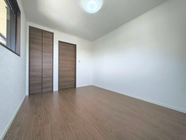 【Bedroom】ベッドとデスクを置いてもゆとりのある、使い勝手の良い広さの洋室です。