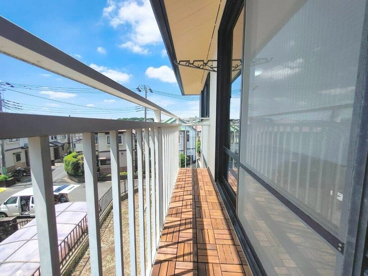 【Balcony】日当たりの良いバルコニーはお洗濯物がしっかり乾きやすく、毎日の家事にも重宝します。