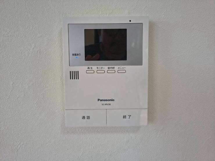 【Facilities】来訪者を確認できるモニター付きインターホンで、防犯面も安心です。