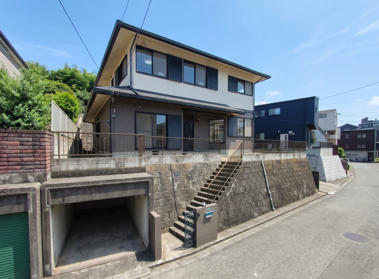 【Exterior】ゆとりのある駐車スペース付きで、車の出し入れもスムーズに行えます。