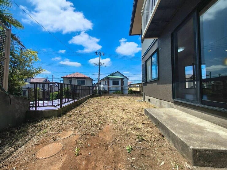 【Exterior】お部屋から直接出られるお庭付き。ガーデニングやくつろぎ空間に◎