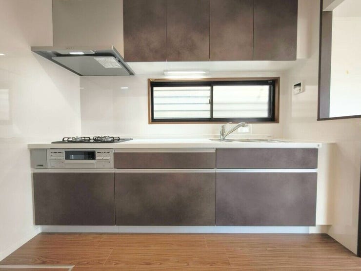 【kitchen】広めのキッチンは料理のしやすさを追求した設計。収納も豊富で作業がしやすい空間です。