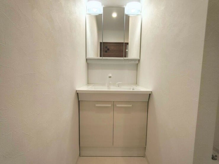 【Washroom】毎朝の準備がスムーズに。広めの洗面台と収納が使いやすい洗面所です。