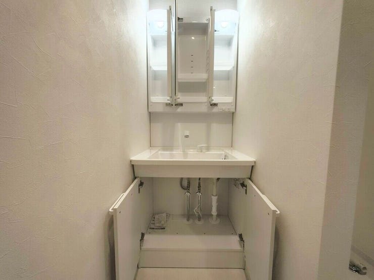 【Washroom】すっきりとしたデザインで、毎日の生活が快適に。収納も豊富な洗面所です。