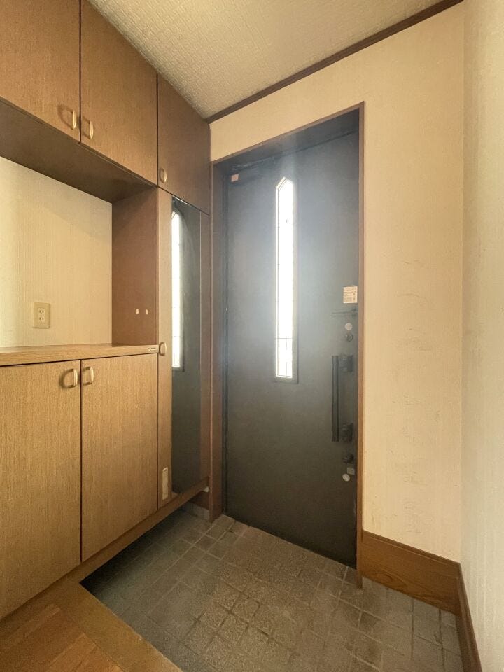 ◇玄関◇
使い勝手の良い下足収納があり、外から帰ってきて汚れた靴、レインコート、傘や外遊びグッズ等を収納するのに大変重宝します。明るく温かな雰囲気で家族の帰りや来訪者を出迎えてくれる玄関です。