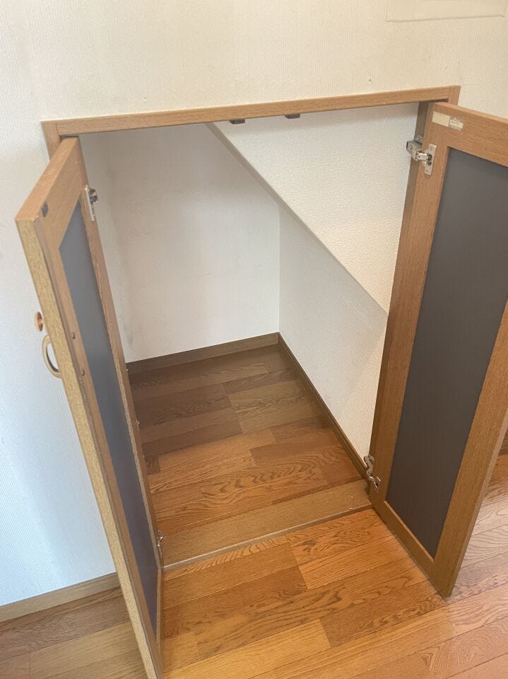 ◇階段下収納◇
1階階段下の収納スペースです。文具やDIY工具といった生活道具、日用品の買い置き、新聞・雑誌など古紙の一時置き、掃除用品など収納いただけます。