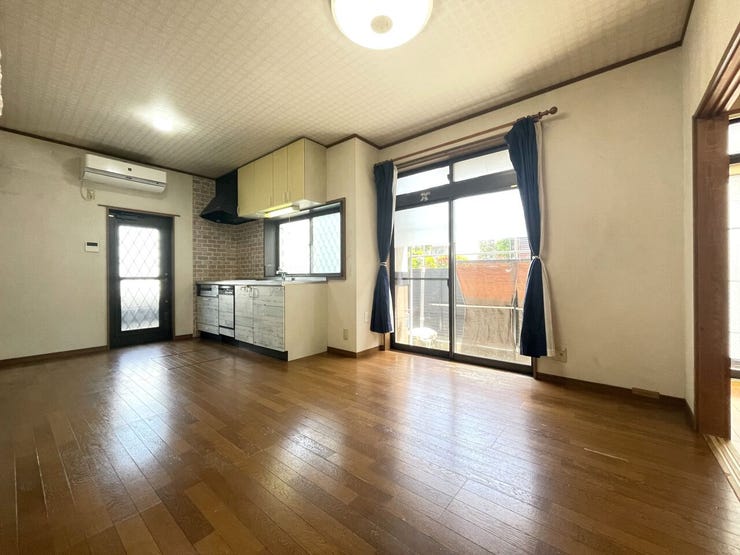 ◇リビング◇
過ごす時間と共に刻々と表情を変えていく住まい、季節によってさまざまな表情を見せてくれるわが家は、時を重ね思いを紡ぐ場所です。ご家族の一家団欒を心ゆくまでお楽しみください。