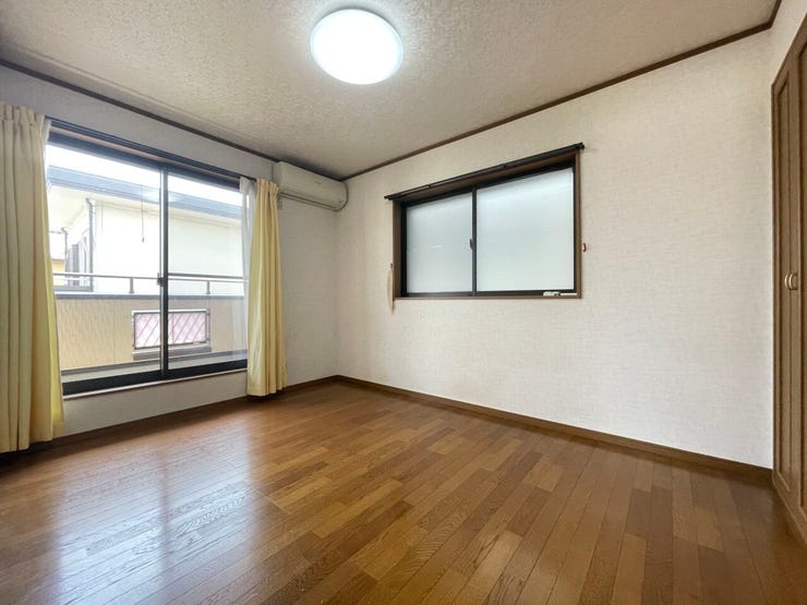 ◇洋室◇
プライベートなお部屋では静かに時を過ごしたい。読書をして、物思いにふける・・
1日の多くの時間を過ごす空間は快適でありたいですね。光りに満たされた安らぎの空間がここにあります。