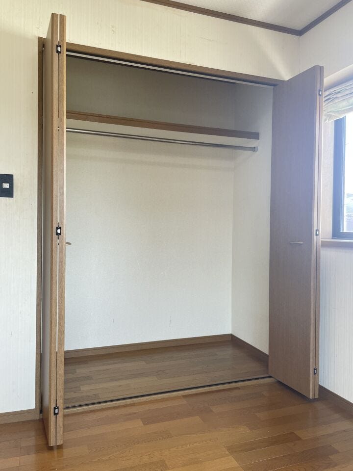 ◇収納◇
大容量のクローゼット完備。お洋服もたくさん収納できて、お部屋がスッキリします。ハンガーパイプが設置されており外套や大切なお洋服は傷まないよう、そのままかけて収納できます。