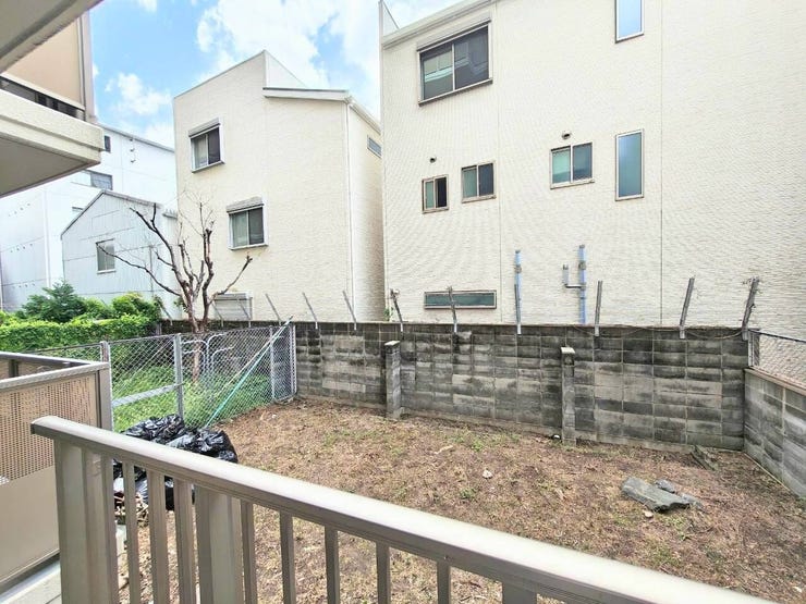 45.91㎡の広い専用庭付き。
マンションでありながら戸建のような本格的なガーデニングを楽しんだり、お子さまのあそび場としても安心できる場所です♪