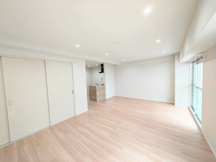 白を基調とした壁と明るい木目調フローリングが空間の広がりを感じさせ、すっきりとした印象を与えます。