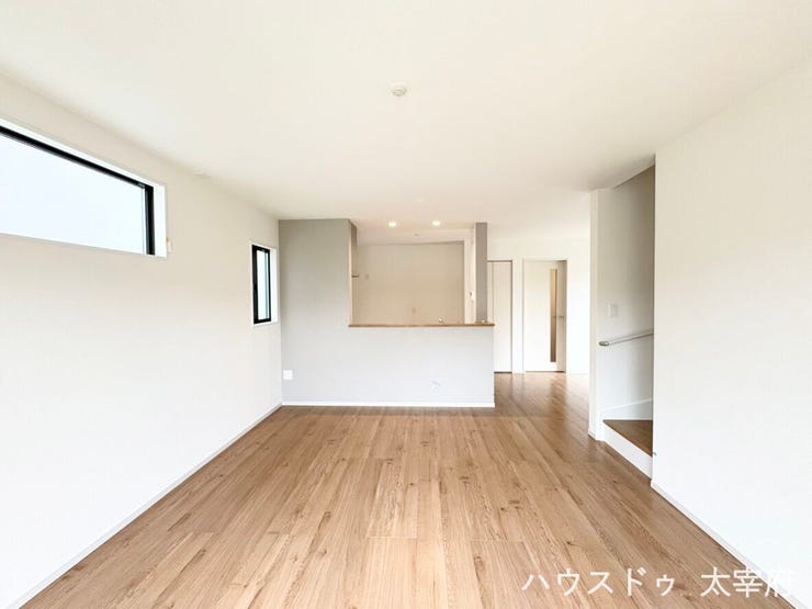 【リビング】
白を基調とした明るく開放的なLDKです。対面式キッチンからはリビングが見渡せ、家族のコミュニケーションが弾む快適な空間となっています。リビングには収納も完備されています。