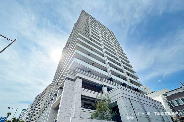 【外観】
■旧居留地・大丸前駅徒歩5分×タワーマンション■ポートタワーを望む南向き■ペット飼育可(規約有)
外観には御影石を用い、周辺の歴史的建築物と美しく調和する意匠美が魅力です。